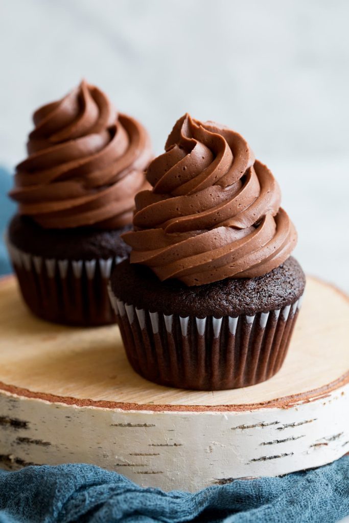 Decadent Chocolate Buttermilk Frosting: Fluffy & Easy